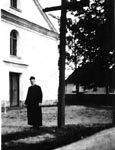 Ks. Karol Wajszczuk przed świątynią w Drelowie